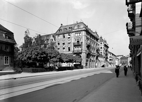Die Badenerstrasse mit dem efeubewachsenen ehemaligen Schul- und Gemeindehaus und seiner Grünanlage um 1935 (Foto: Ernst Köhli)