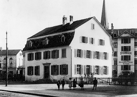 Das erste, 1820 erbaute Aussersihler Gemeindehaus um 1900 (BAZ)