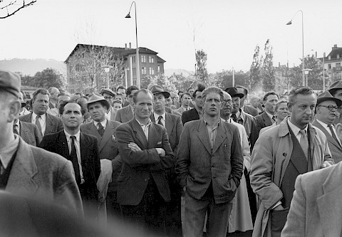 Teilnehmer der Malerstreik-Kundgebung am 15. Mai 1953 auf dem Helvetiaplatz (Foto: Ernst Köhli)
