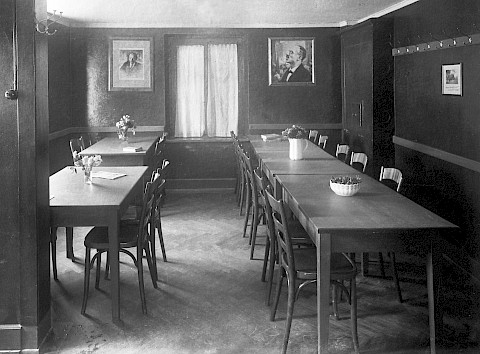 Sitzungszimmer mit Bildnissen von Lenin und Karl Liebknecht im ersten Arbeiter-Jugendwohnheim an der Kochstrasse