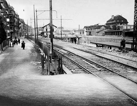 Der alte Bahnhof Wiedikon an der Seebahnstrasse kurz vor seinem Abbruch 1927 (Historischer Verein Aussersihl).