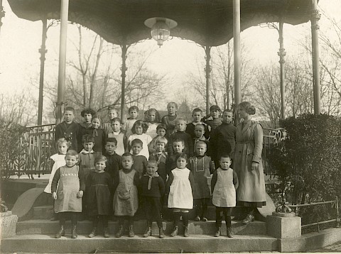 Klassenfoto um 1912 im Pavillon der Bäckeranlage der ersten Klasse aus dem Schulhaus an der Brauerstrasse, vorne links Hans Bachmann.