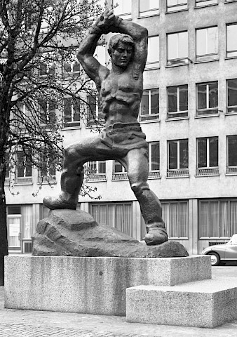 Kurz nach der Einweihung des Arbeiterdenkmals 1964 erhält Ernst Köhli von der Gewerkschaft «PTT-Union» den Auftrag, die beiden Skulpturen auf dem Helvetiaplatz und auf dem Weideplatz zu fotografieren.