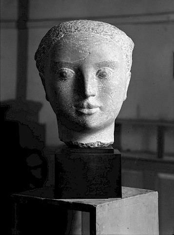 Weiblicher Kopf, 1941, Stein Saltrio, fotografiert 1943 von Ernst Köhli im Atelier von Hans Aschbecher an der Asylstrasse in Zürich.