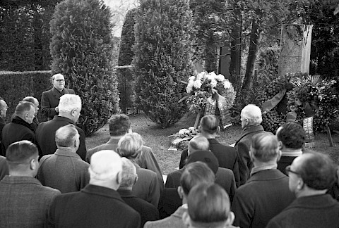 Zum 25. Todestag von Herman Greulich spricht Nationalrat Hermann Leuenberger am 8. November 1950 an dessen Grab im Friedhof Rehalp (Foto: Ernst Köhli).