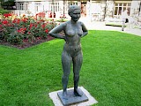 Die Statue «Frau» im Park neben dem alten Gemeindehaus