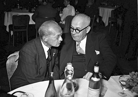 Bundesrat Ernst Nobs (rechts) und Stadtpräsident Adolf Lüchinger 1948 an der Feier zum 50-jährigen Jubiläum der Tageszeitung «Volksrecht»