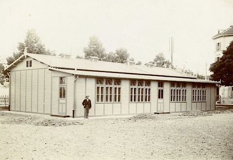 Die wegen Platzmangel erbaute Schulbaracke nach ihrer Fertigstellung 1905