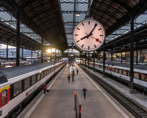 Die 1944 von Hans Hilfiker entworfene Schweizer Bahnhofsuhr mit der charakteristischen roten Kelle als Sekundenzeiger.