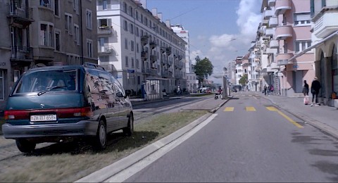 Das Auto der Wolkenbruchs auf der Tramspur bei der Haltestelle Zypressenstrasse